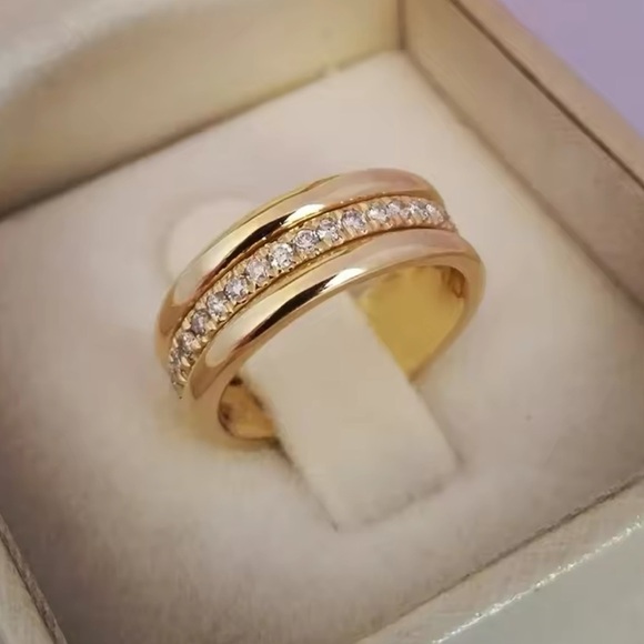NWT Gold Tone Wedding Band - Picture 1 of 6